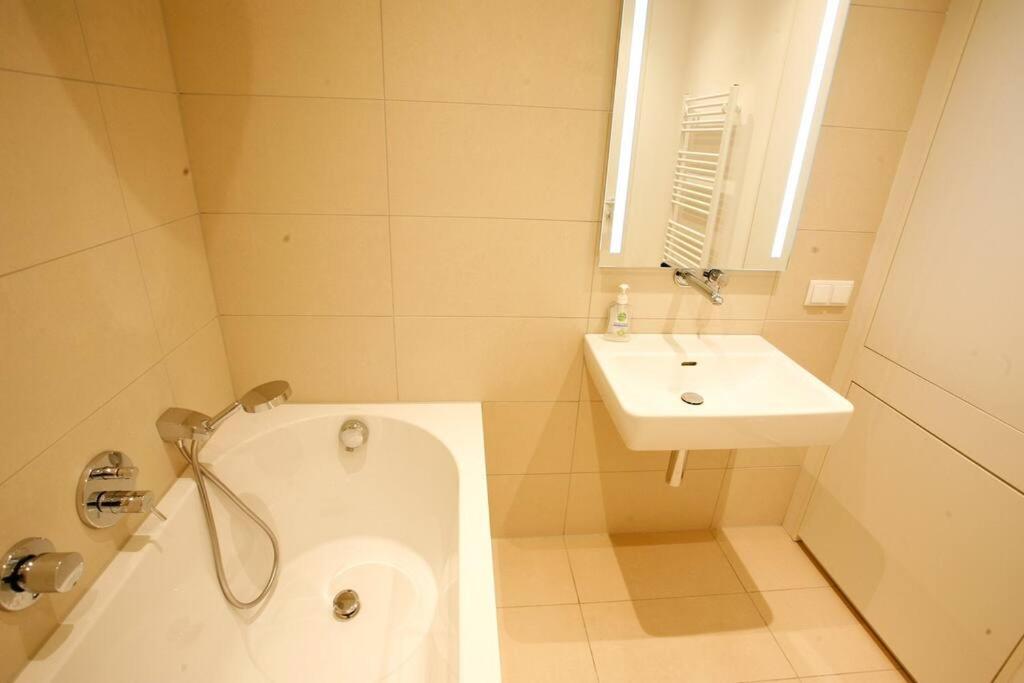 Top Central Apartment On Karlsplatz เวียนนา ภายนอก รูปภาพ